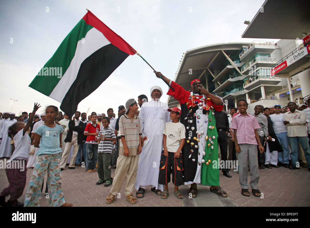 Un homme en agitant le drapeau national des Émirats Arabes Unis, Dubai Banque D'Images