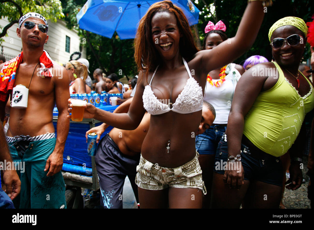Les gens célébrant le carnaval de rues, Rio de Janeiro, Brésil. Banque D'Images