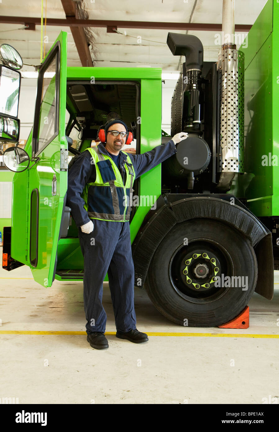 Pacific Islander man camion poubelle Banque D'Images