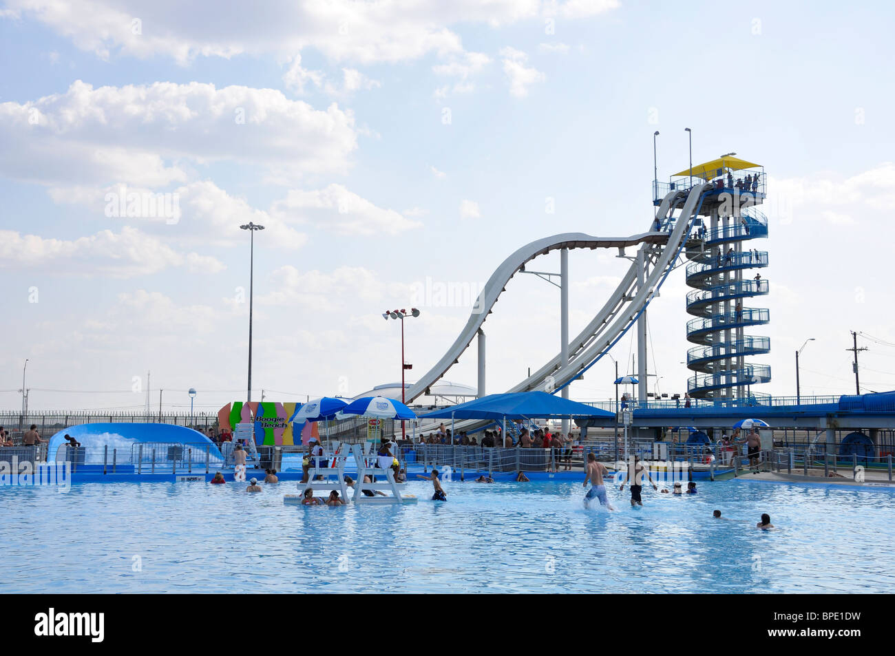 Toboggan au parc aquatique de Hurricane Harbor , Six Flags Over Texas amusement park, Arlington, TX, États-Unis d'Amérique Banque D'Images