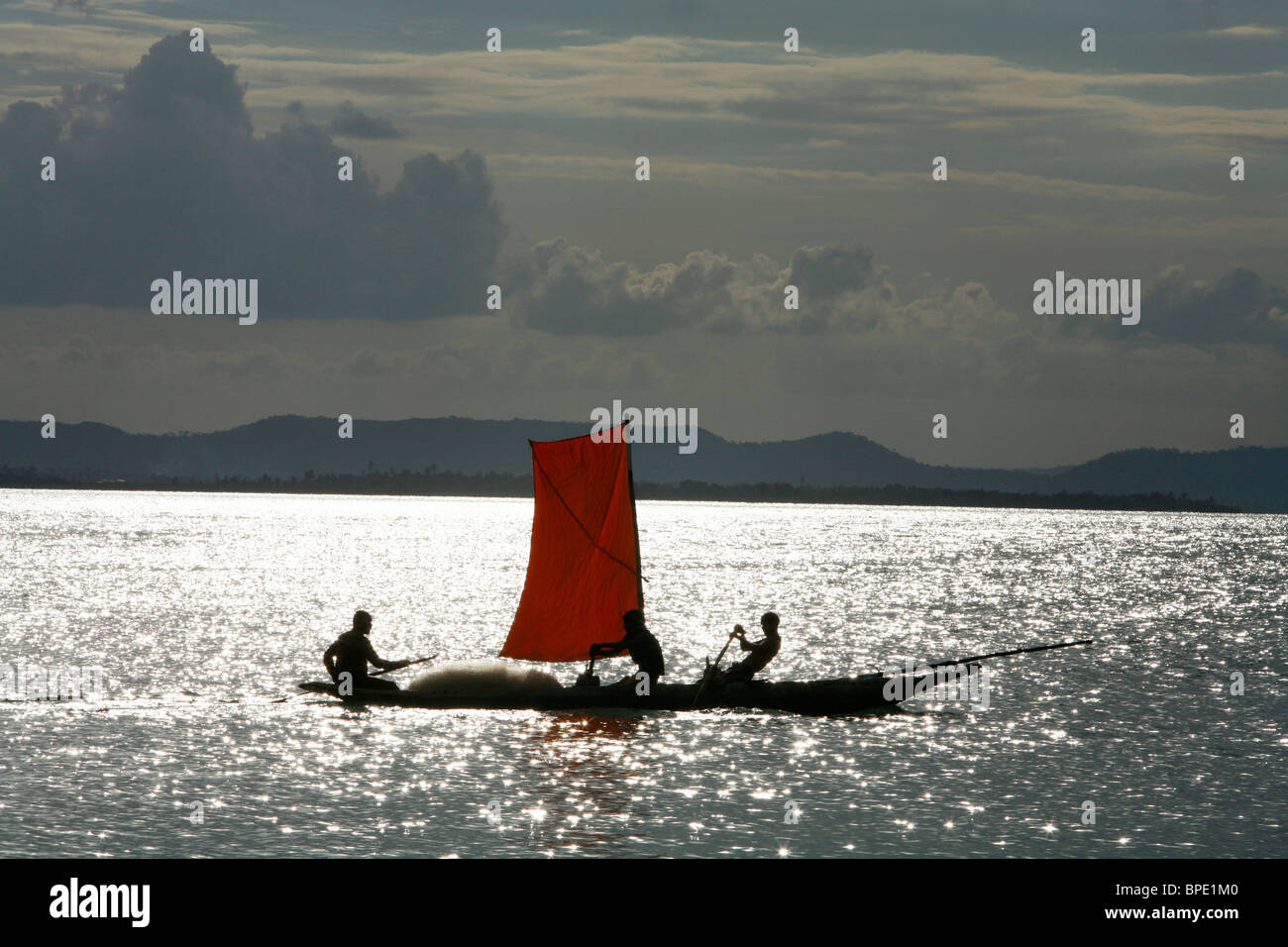 Les pêcheurs de la voile sur un bateau à l'île de Itaparica près de Salvador, Bahia, Brésil. Banque D'Images