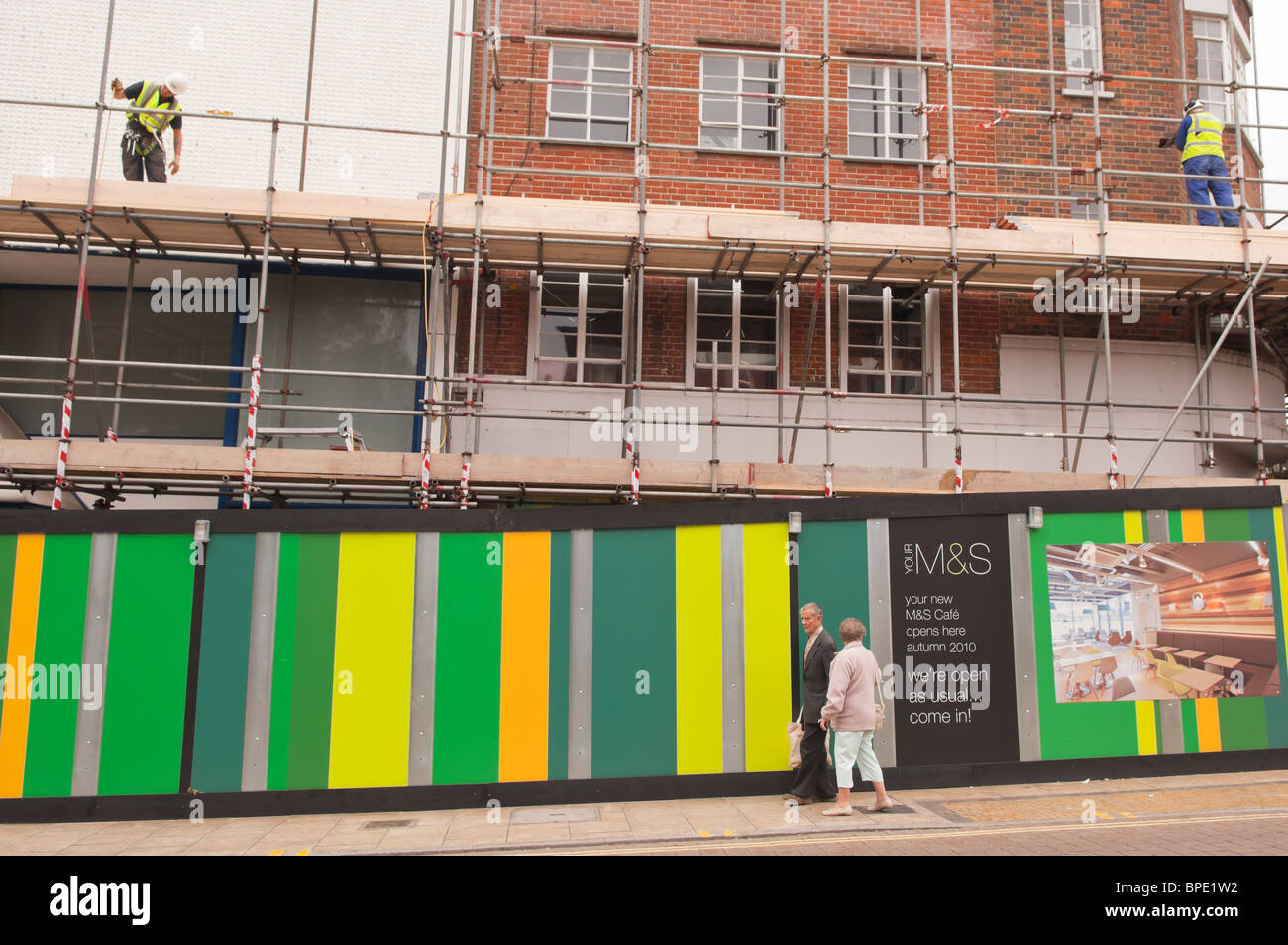 Les travaux de construction dans la préparation de la nouvelle M&S cafe à Norwich , Norfolk , Bretagne , France Banque D'Images