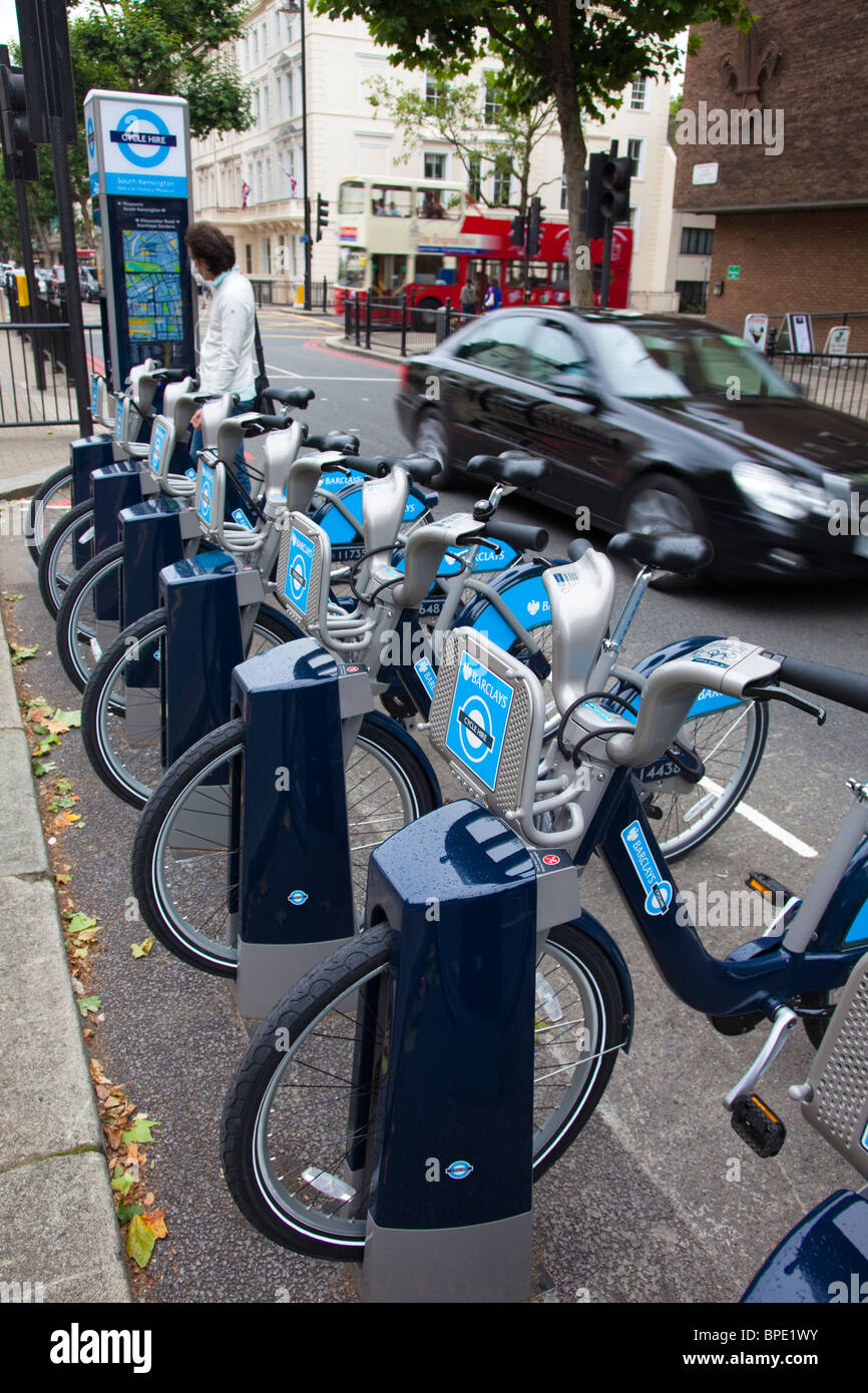 Voitures d' vélo sur Queen's Gate, South Kensington. Partie du transport pour Londres Location de voitures. London UK Banque D'Images