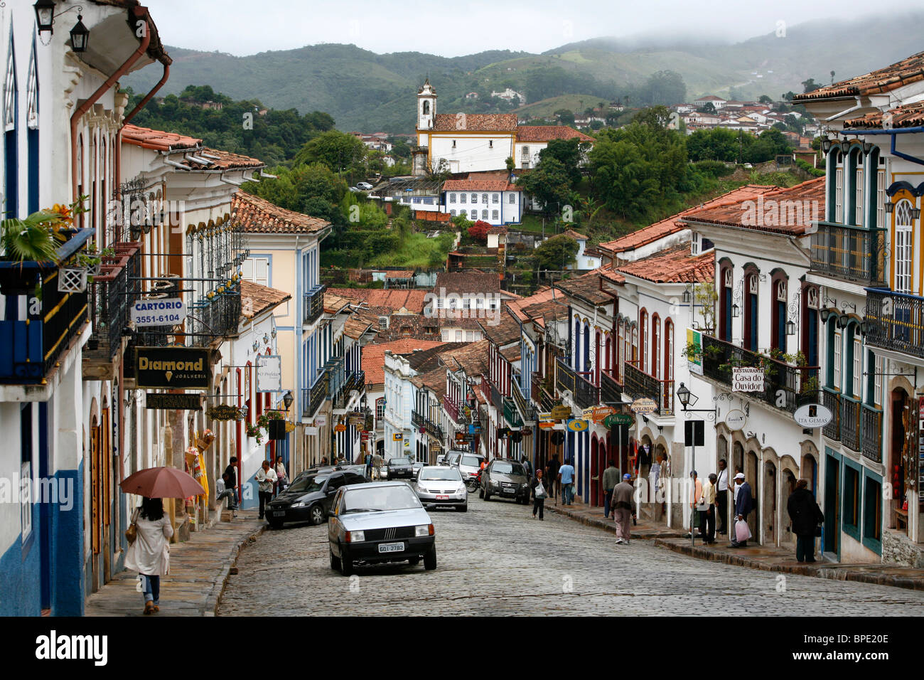 Scène de rue avec des bâtiments coloniaux à Ouro Preto, au Brésil. Banque D'Images Scène de rue avec des bâtiments coloniaux à Ouro Preto, au Brésil. Banque D'Images