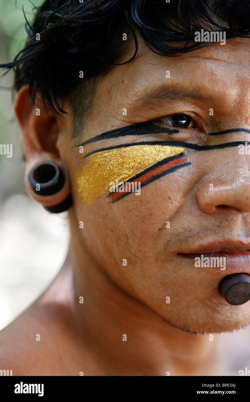 Portrait d'un homme Indien pataxó au Reserva Indigena da Jaqueira près de Porto Seguro, Bahia, Brésil. Banque D'Images