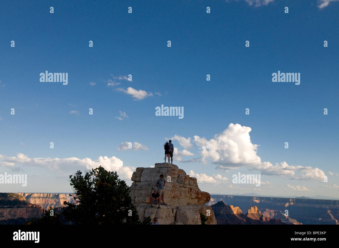 Les touristes à Bright Angel point view perché sur des rochers surplombant la rive nord du Grand Canyon Banque D'Images