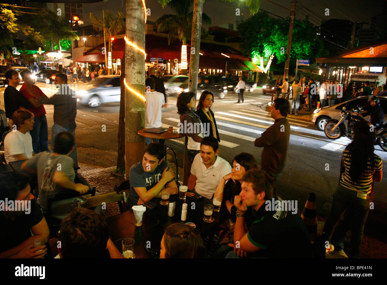 Les gens à la Vila Madalena quartier connu pour ses bars et restaurants nightlife scènes. Sao Paulo, Brésil. Banque D'Images