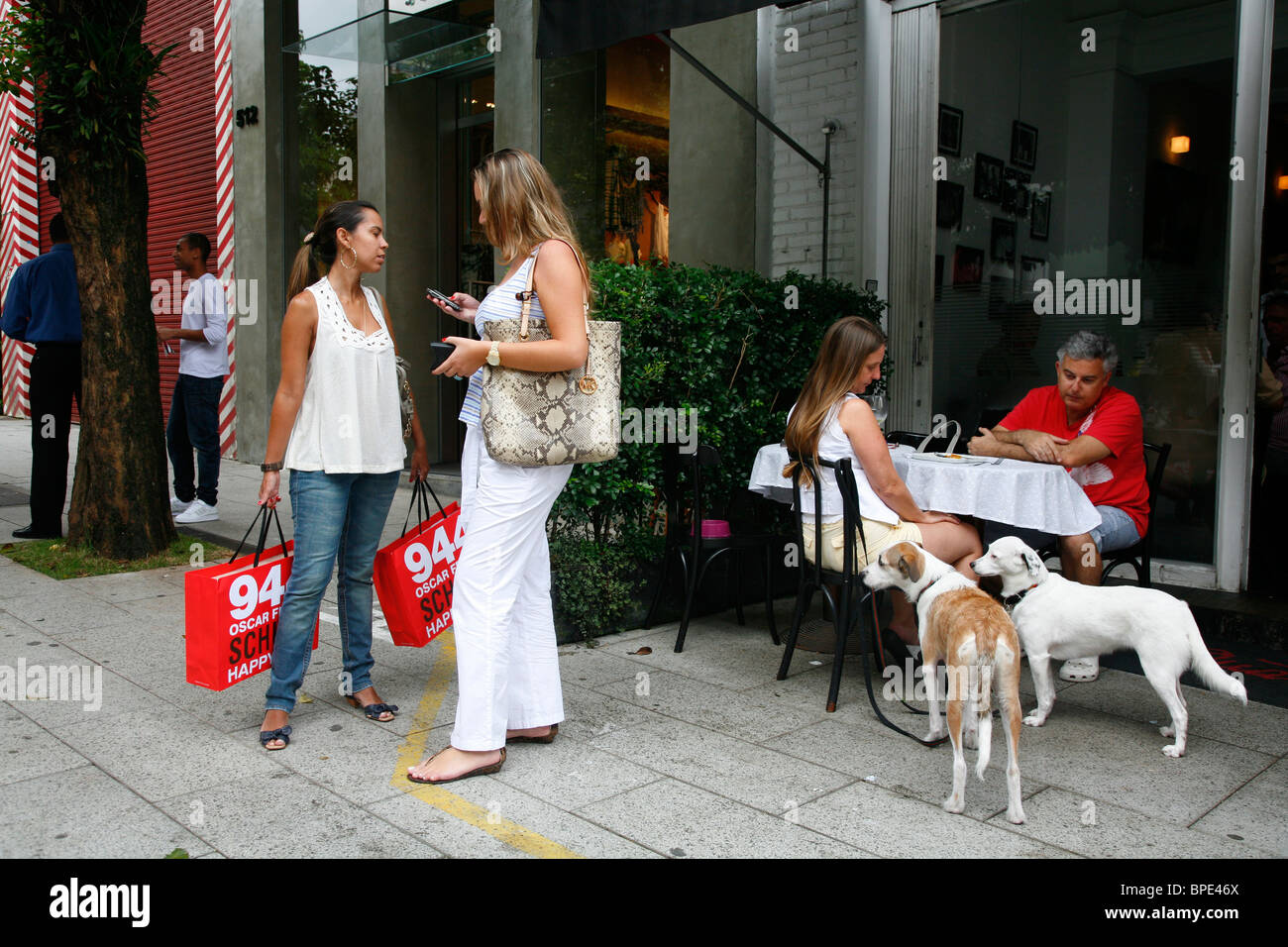 Les gens assis à Qauttrino restaurant sur la Rua Oscar Freire Street dans la zone de Jardins, Sao Paulo, Brésil. Banque D'Images