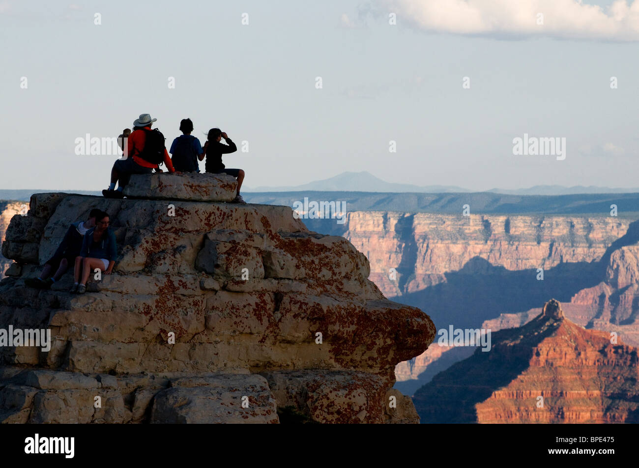 Les touristes à Bright Angel point view perché sur des rochers surplombant la rive nord du Grand Canyon Banque D'Images