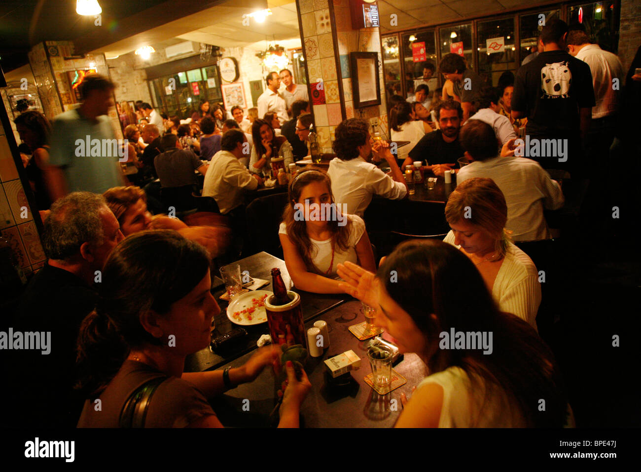 Les gens à la Vaca Veja bar et restaurant dans la zone Itaim Bibi, São Paulo, Brésil. Banque D'Images