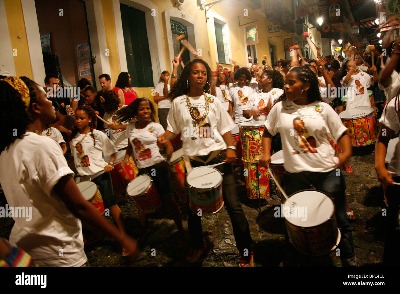 Les gens à jouer de la batterie dans la rue au Largo de Pelourinho, le mardi soir, Salvador, Bahia, Brésil. Banque D'Images