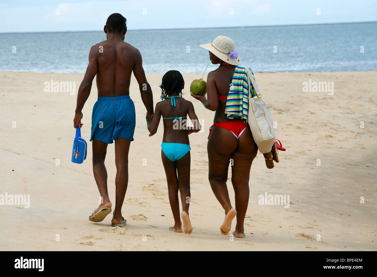 La famille brésilienne afro marche sur la plage de Coroa Vermelha, 13 km au nord de Porto Seguro, Bahia, Brésil Banque D'Images