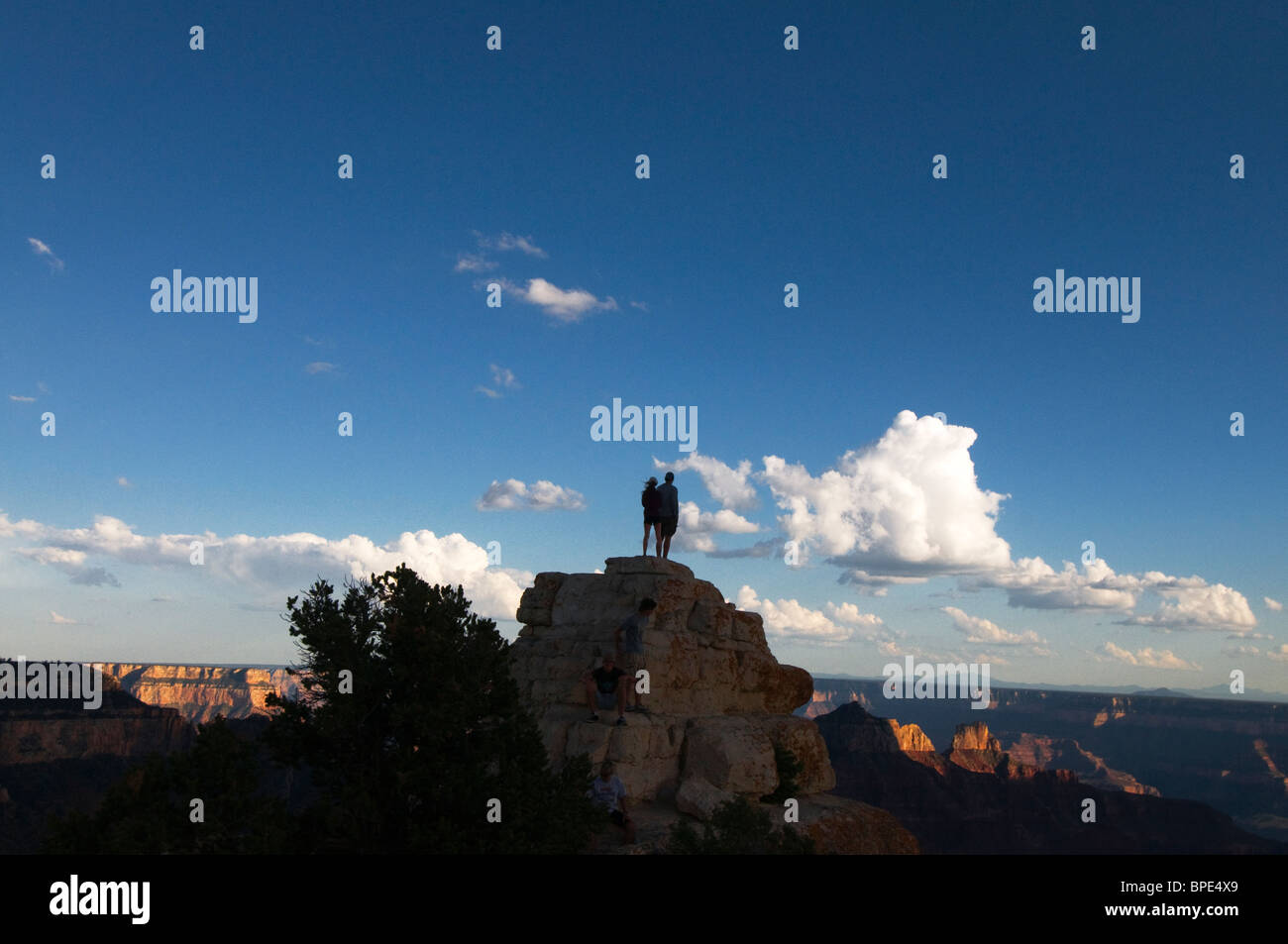 Les touristes à Bright Angel point view perché sur des rochers surplombant la rive nord du Grand Canyon Banque D'Images