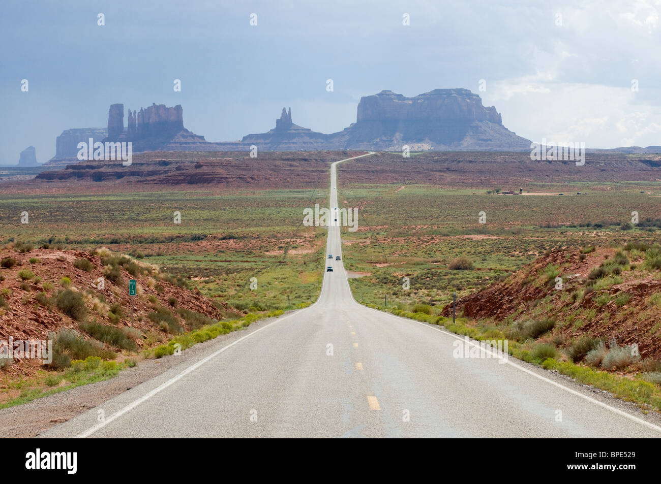 Longue route vers de lointains buttes Monument Valley Arizona Banque D'Images