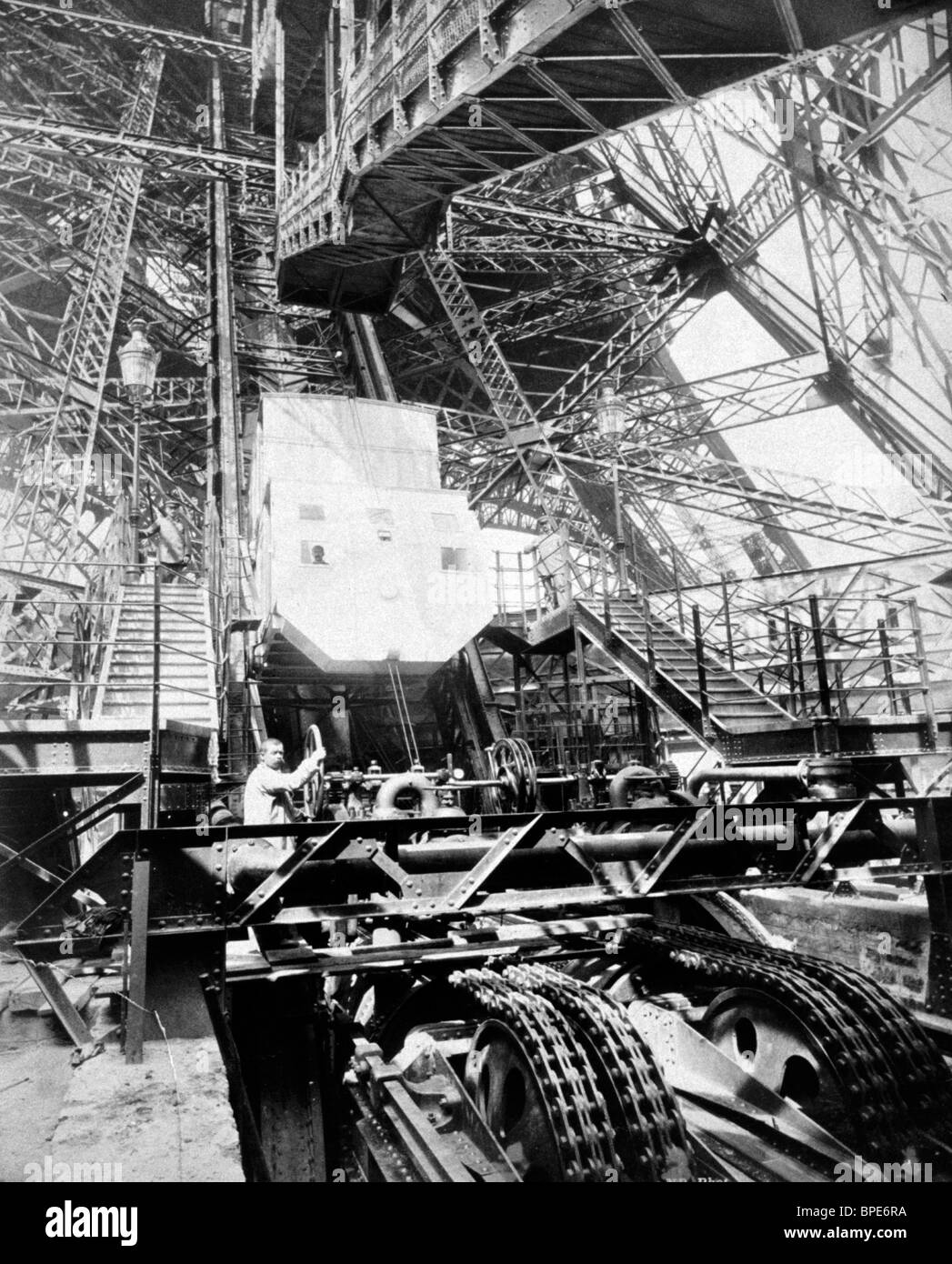 Tour Eiffel avec machines à côté de l'homme volant qui soulève, au cours de l'élévateur, 1889 Exposition de Paris Banque D'Images Tour Eiffel avec machines à côté de l'homme volant qui soulève, au cours de l'élévateur, 1889 Exposition de Paris Banque D'Images
