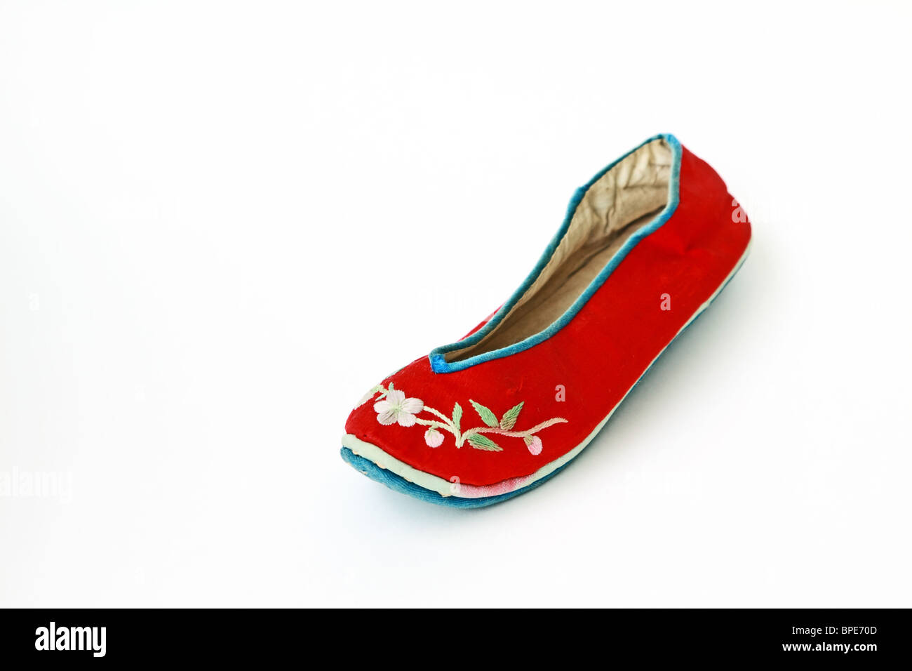 Vintage Chinese handmade chaussure pour petit enfant du début du xxe siècle sur fond blanc Banque D'Images