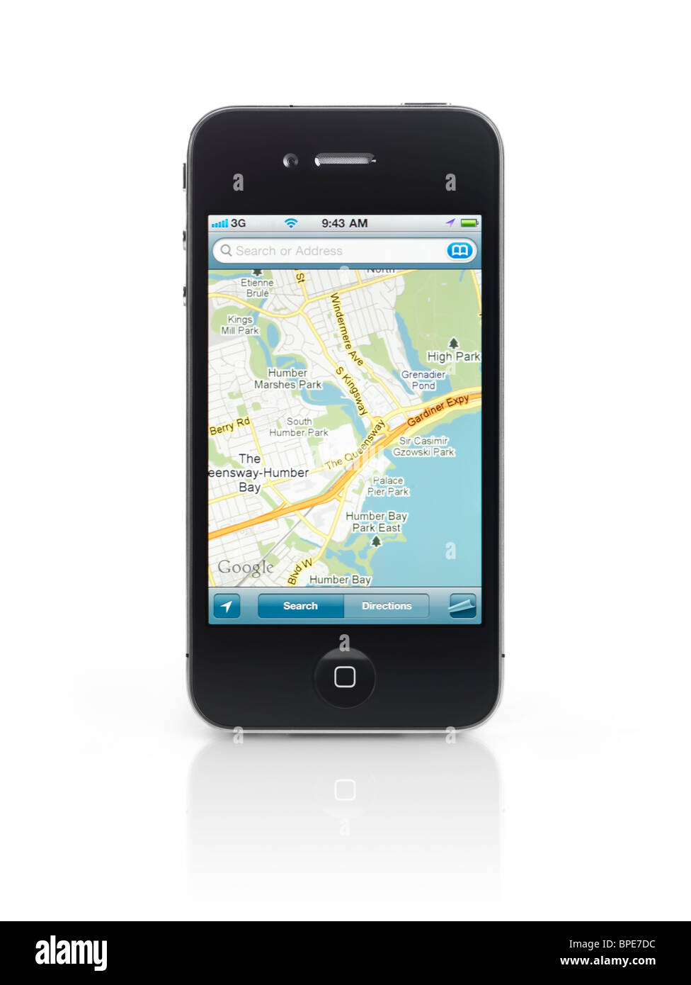 Apple iPhone 4 smartphone avec google maps app gps affichage sur son chemin avec isolé sur fond blanc Banque D'Images
