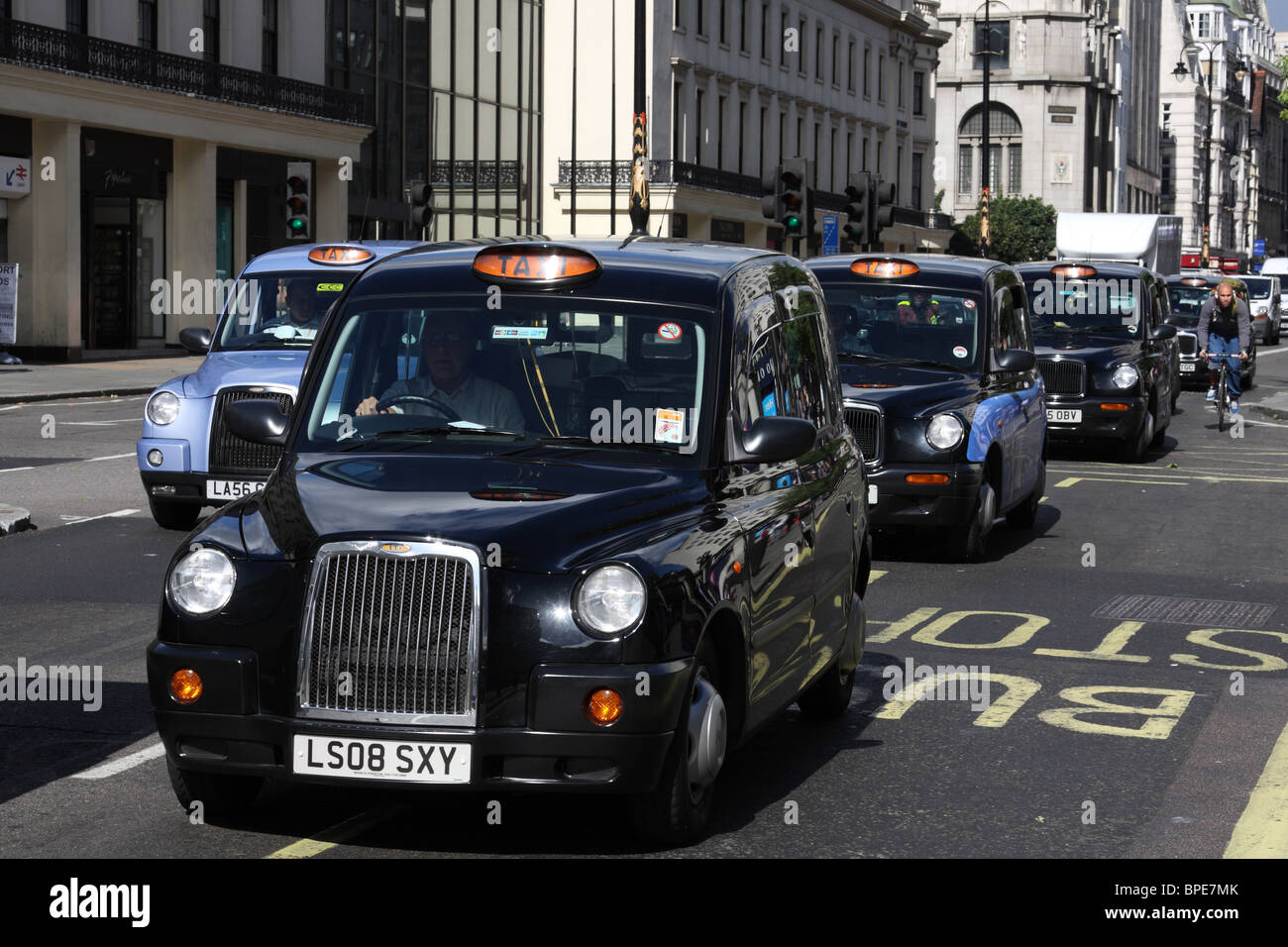 Les taxis sur une rue de Londres. Banque D'Images