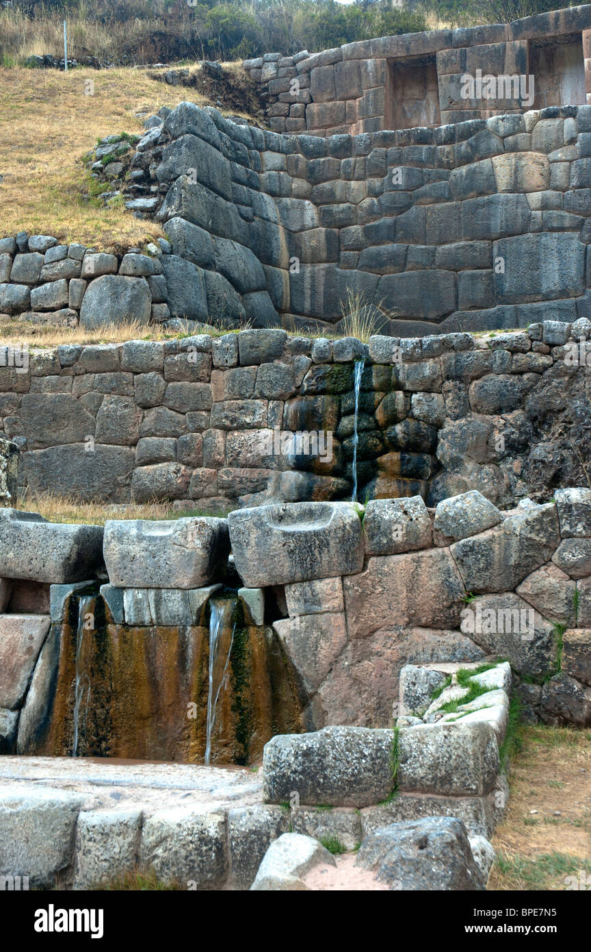 Les belles fontaines d'eau au site Inca de Tambo Machay, près de Cusco, Pérou. Banque D'Images