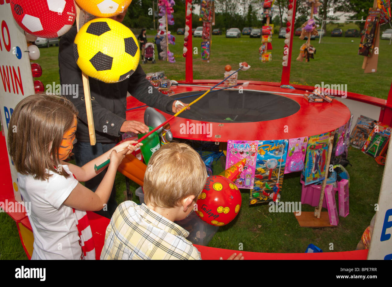 Un décrochage de foire où vous gagnez un prix chaque fois à une fête du village dans la région de Suffolk , Bretagne , France Banque D'Images