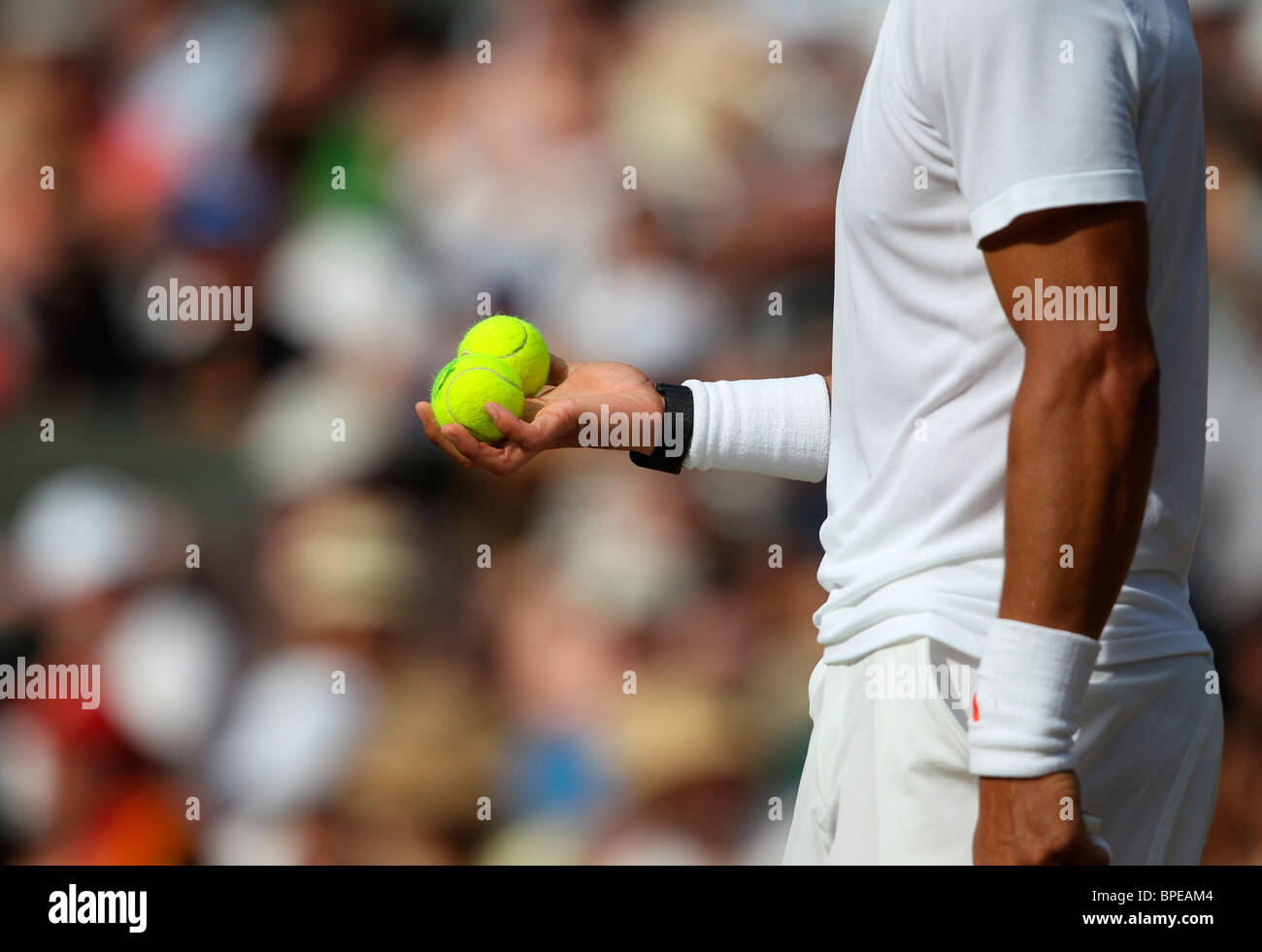 Rafael Nadal (ESP) de prendre un regard étroit à deux balles dans sa main Banque D'Images