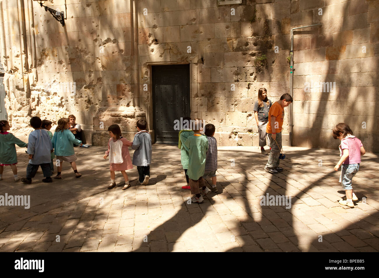 Barri Gotic Barcelone enfants jouant sur la Plaça Neri Banque D'Images