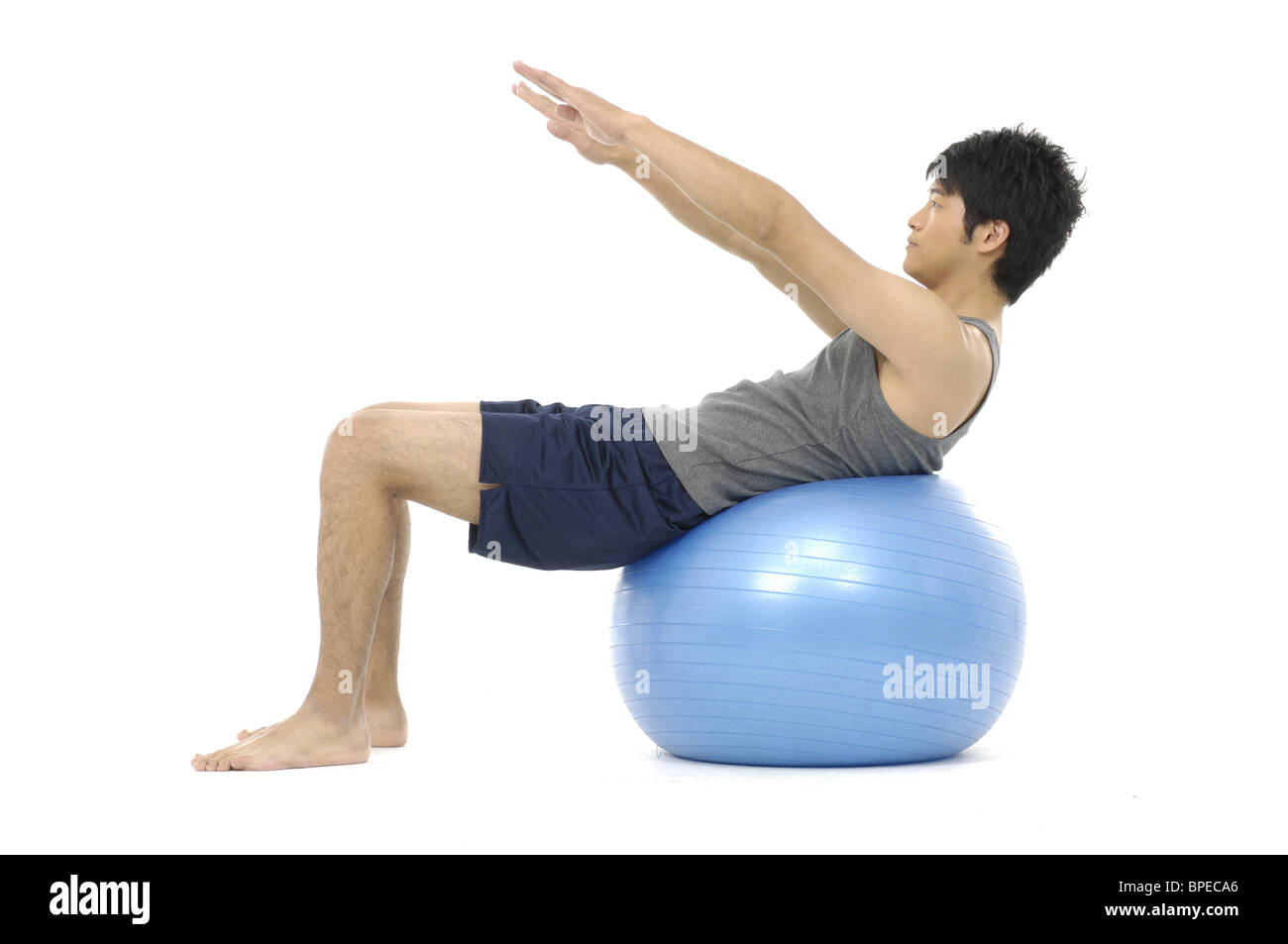 L'homme faisant l'exercice sur boule d'exercice Banque D'Images