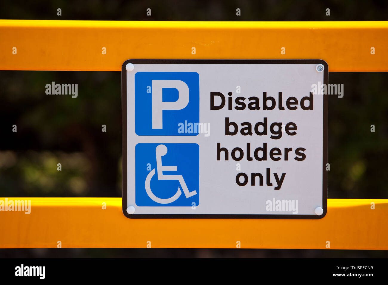 Des places de parking pour personnes à mobilité réduite inscription chez Scottish railway station.uk Banque D'Images Des places de parking pour personnes à mobilité réduite inscription chez Scottish railway station.uk Banque D'Images