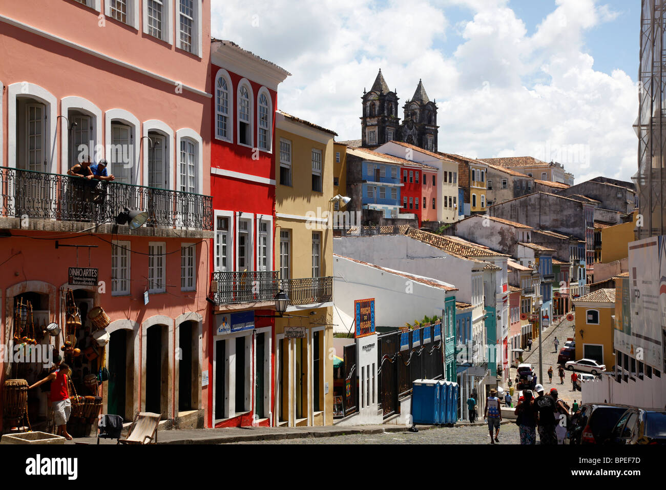 Rues pavées et de l'architecture coloniale Largo de Pelourinho, Salvador, Bahia, Brésil. Banque D'Images