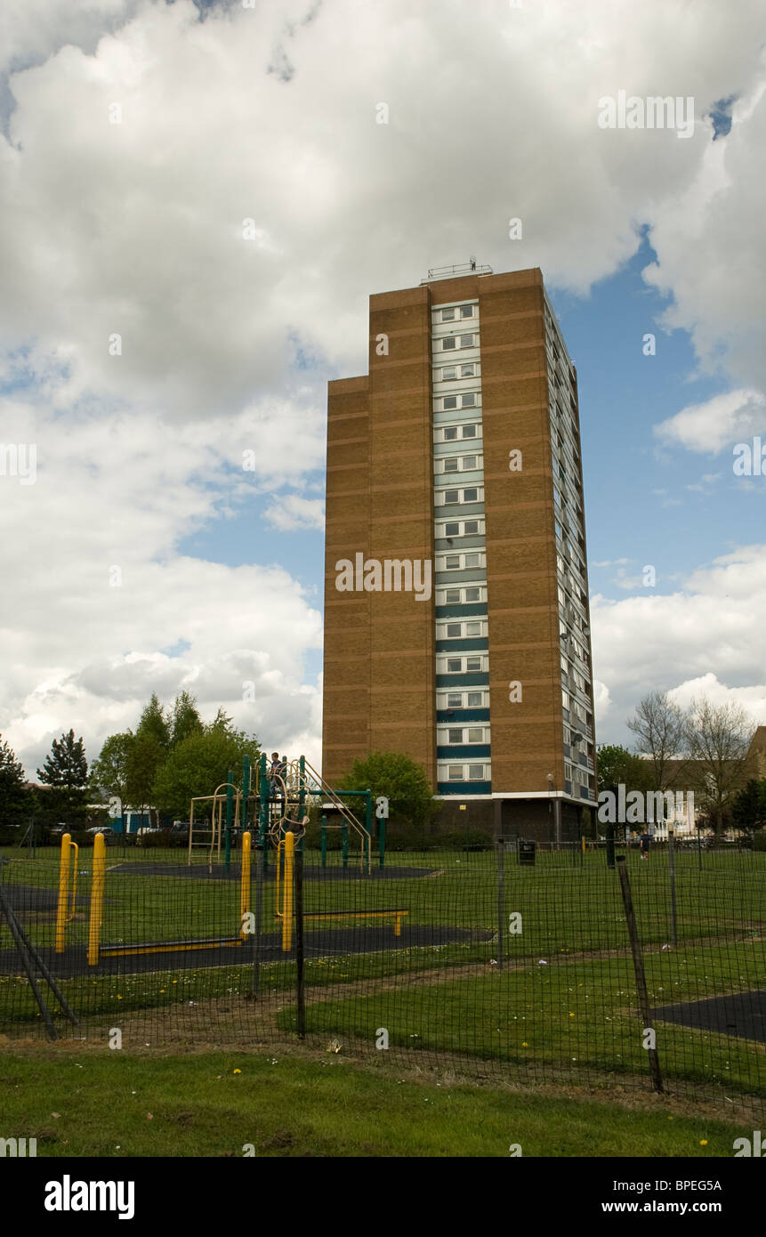 Un bloc d'appartements de haute élévation avec une aire de jeux pour enfants au premier plan. Prises à Watford Banque D'Images