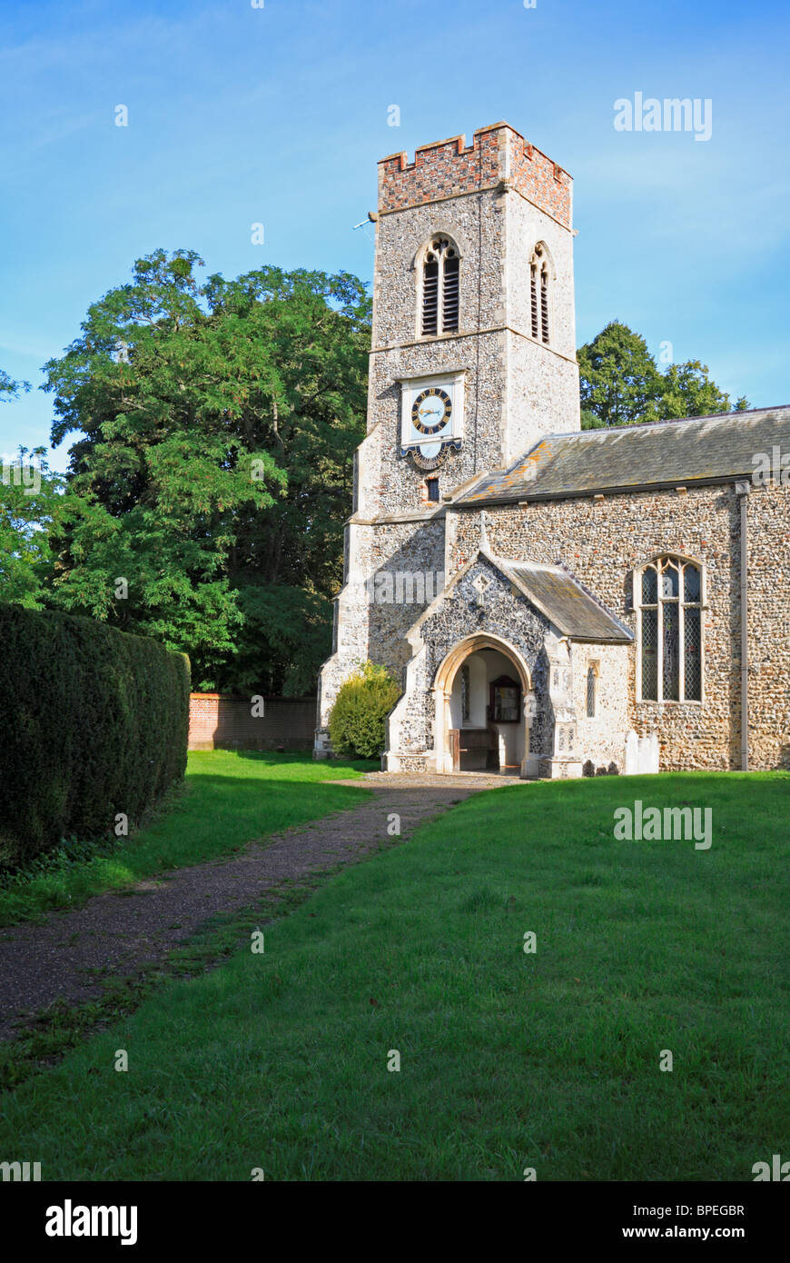 Du Sud et la tour porche de l'église Sainte Marie la Vierge à Saxlingham Nethergate, Norfolk, Angleterre, Royaume-Uni. Banque D'Images