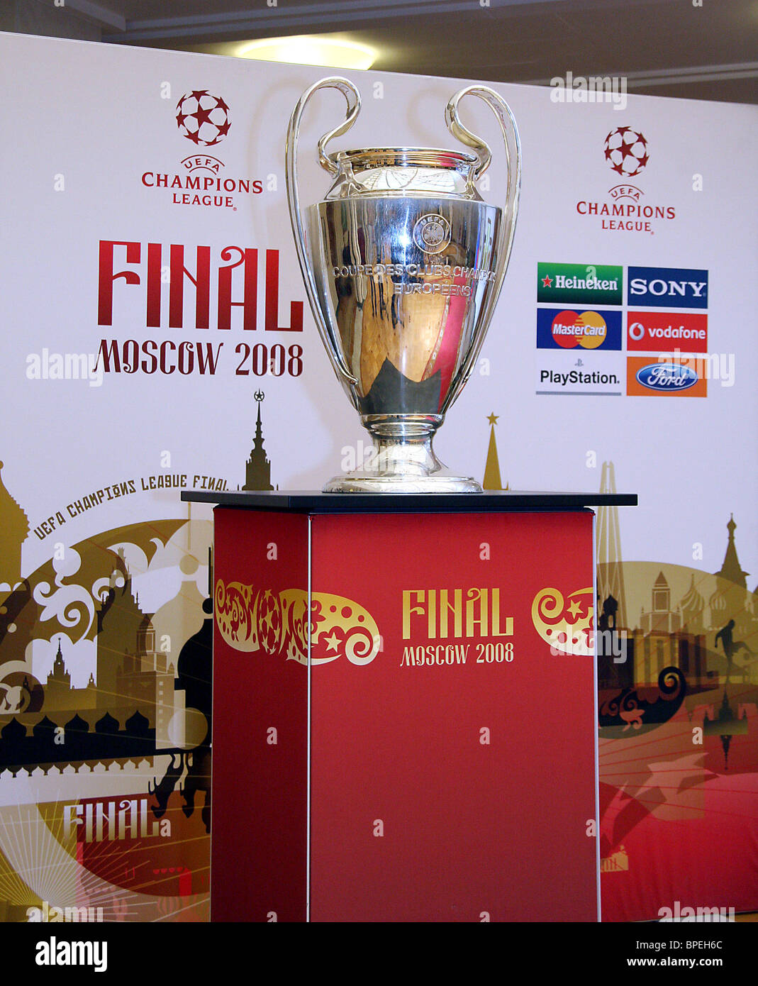 Présentation du trophée de la Ligue des Champions de l'UEFA à  Iekaterinbourg Photo Stock - Alamy