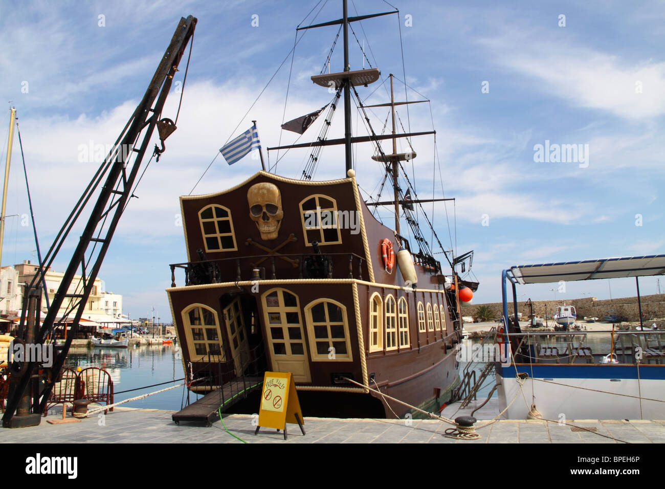 Le bateau pirate pour l'excursion d'une journée, vieux port vénitien, Rethymno, Crète, Grèce Banque D'Images