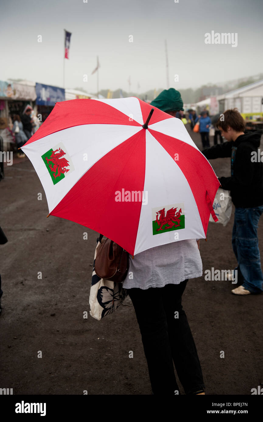S'abritant sous un parapluie un jour de pluie à l'Eisteddfod National du Pays de Galles, Ebbw Vale 2010 Banque D'Images