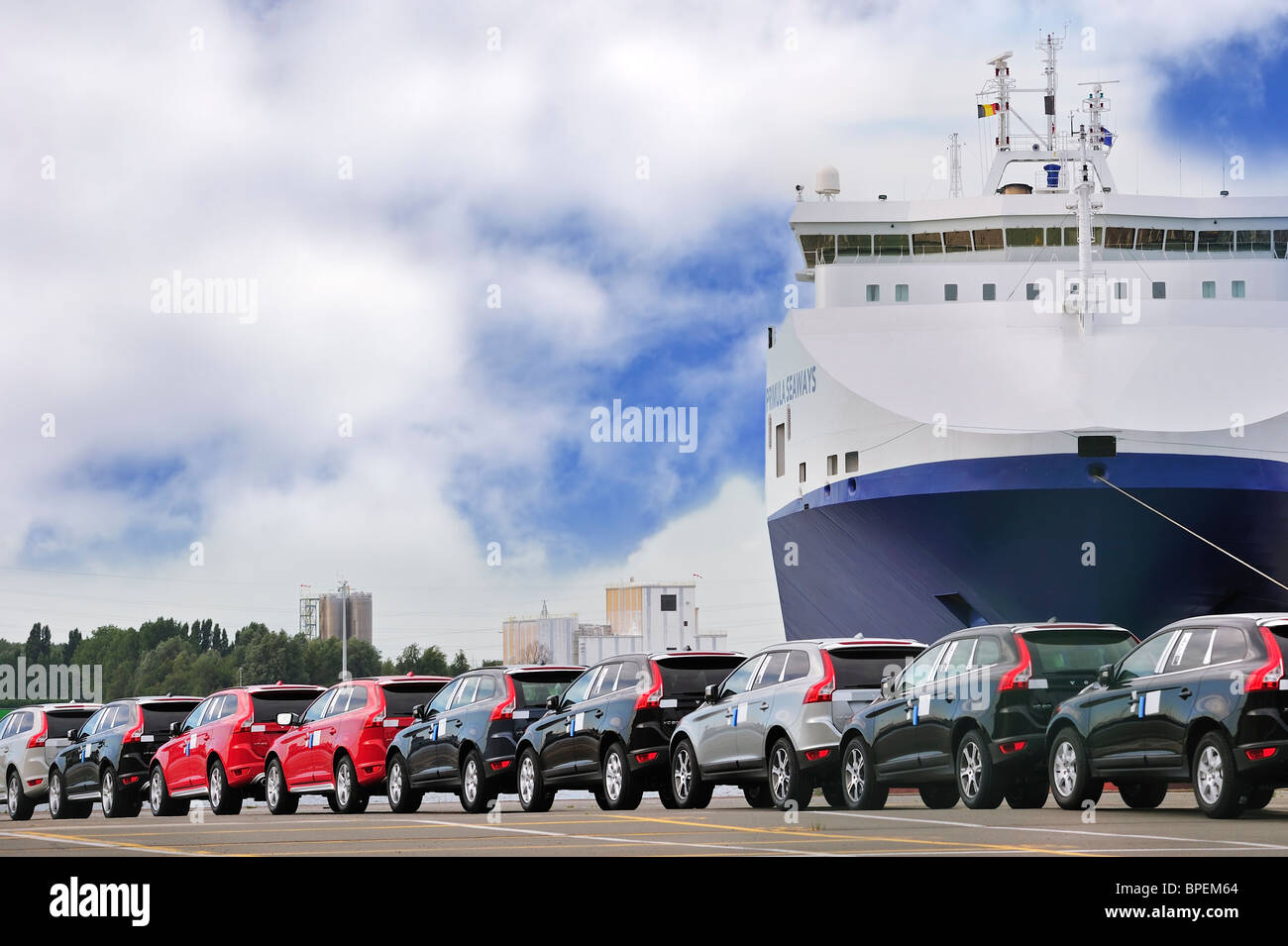 Véhicules de l'usine d'assemblage de Volvo Cars en attente de chargement sur le roll-on / roll-off / navire roro au port de Gand, Belgique Banque D'Images