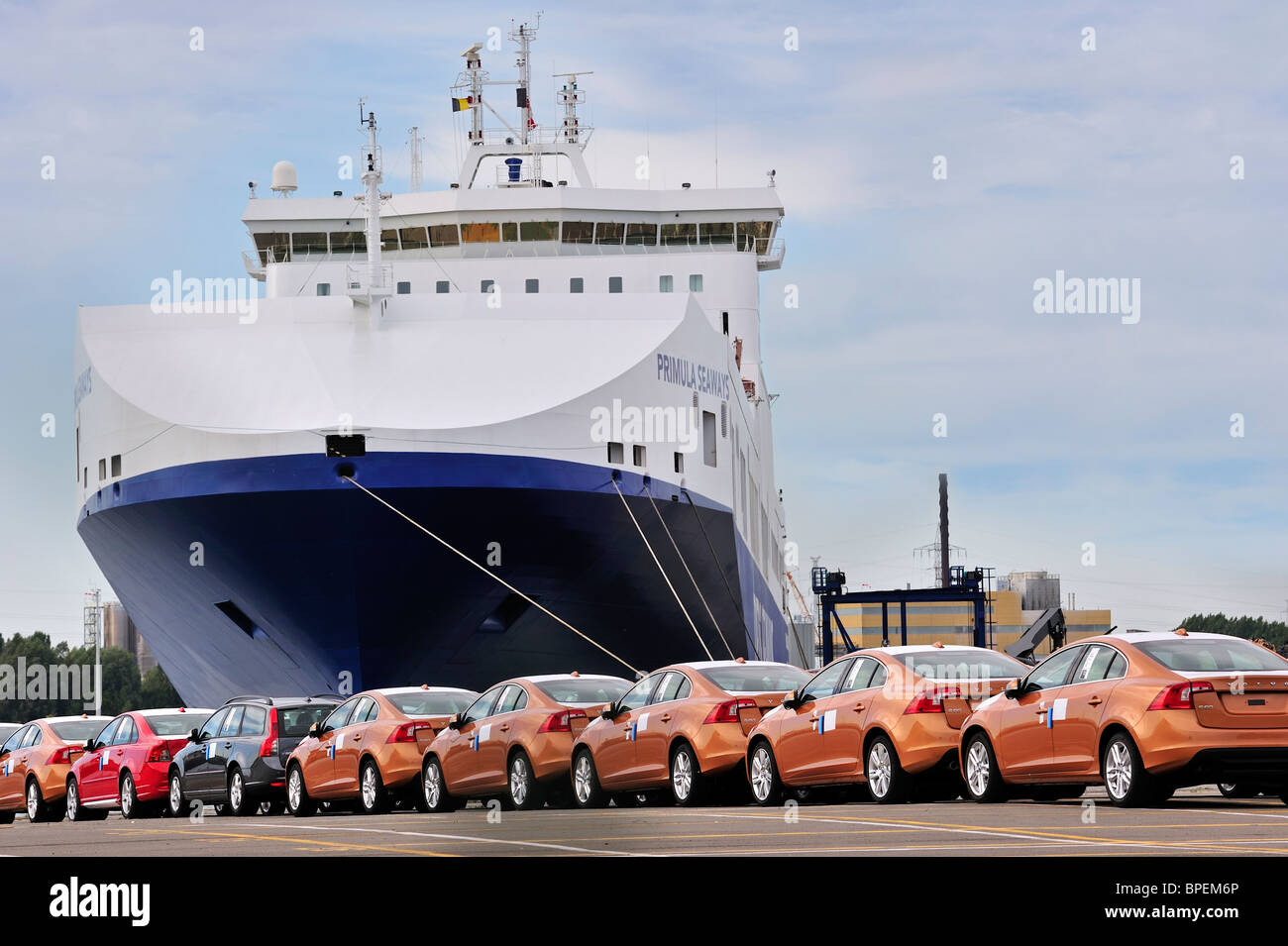Véhicules de l'usine d'assemblage de Volvo Cars en attente de chargement sur le roll-on / roll-off / navire roro au port de Gand, Belgique Banque D'Images