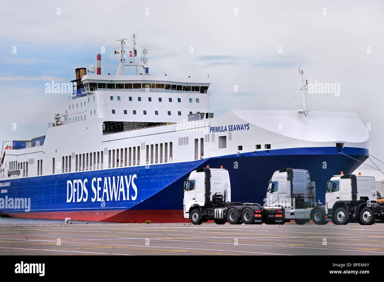 Camions de l'usine de montage de camions Volvo en attente de chargement sur le roll-on / roll-off / navire roro au port de Gand, Belgique Banque D'Images