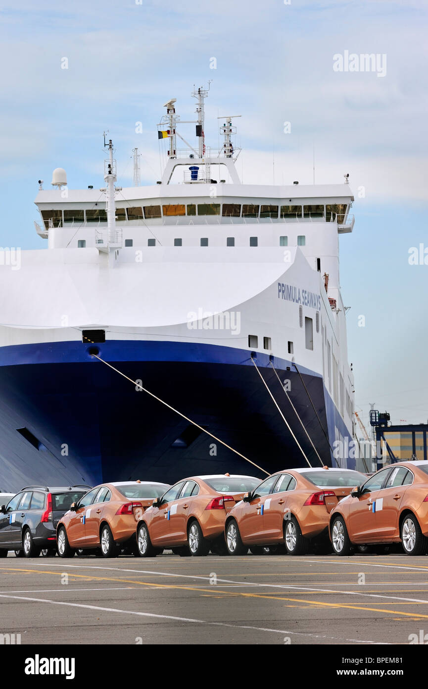 Véhicules de l'usine d'assemblage de Volvo Cars en attente de chargement sur le roll-on / roll-off / navire roro au port de Gand, Belgique Banque D'Images