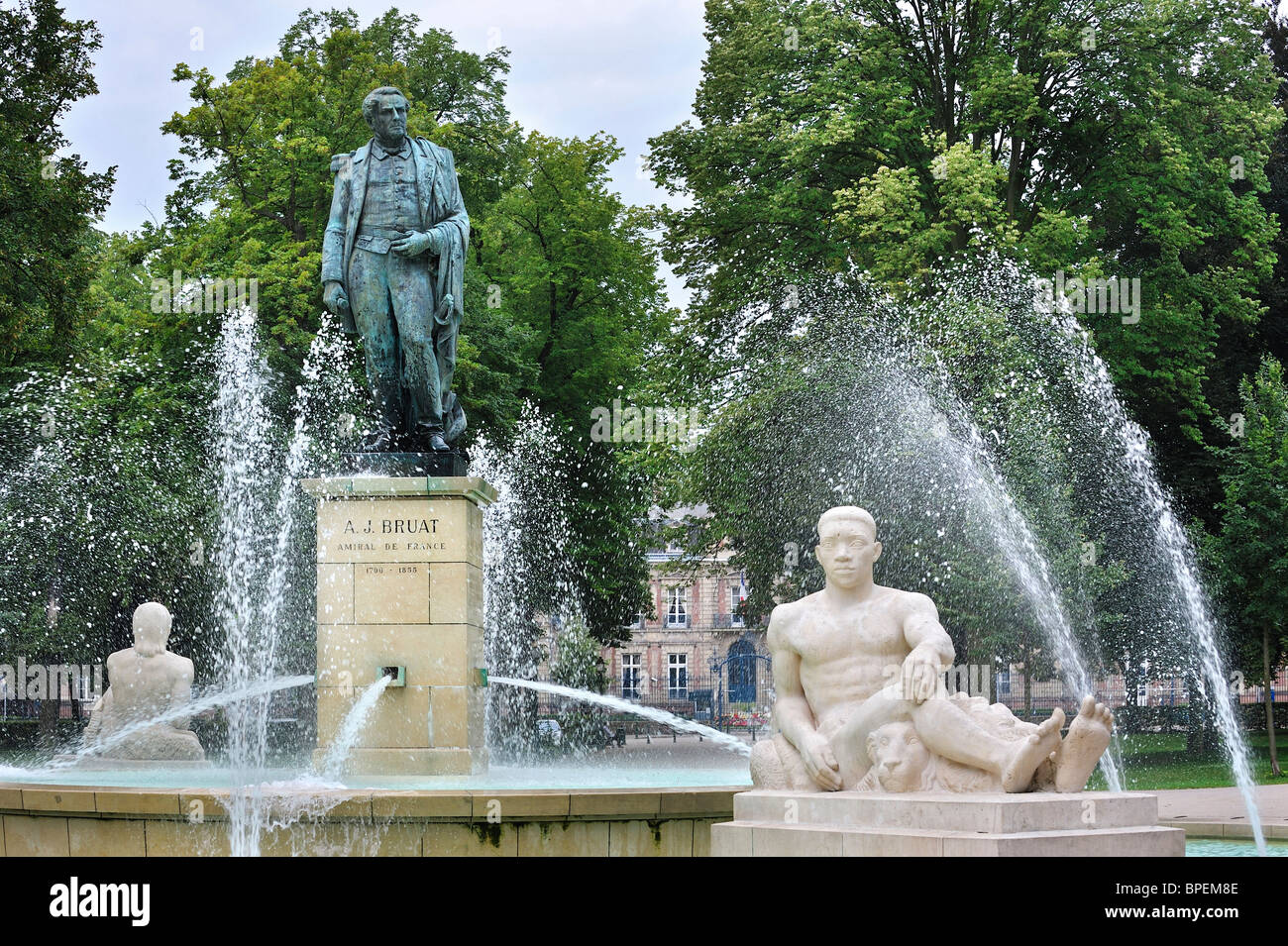 Fontaine et statue de l'Amiral Bruat, commandant pendant la guerre de Crimée, dans le parc du Champ de Mars à Colmar, Alsace, France Banque D'Images Fontaine et statue de l'Amiral Bruat, commandant pendant la guerre de Crimée, dans le parc du Champ de Mars à Colmar, Alsace, France Banque D'Images