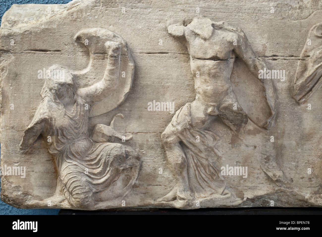Détail de la frise sud du Temple d'Athéna Nike montrant un duel entre un Persan et un marathon, peut-être à Athènes. Banque D'Images