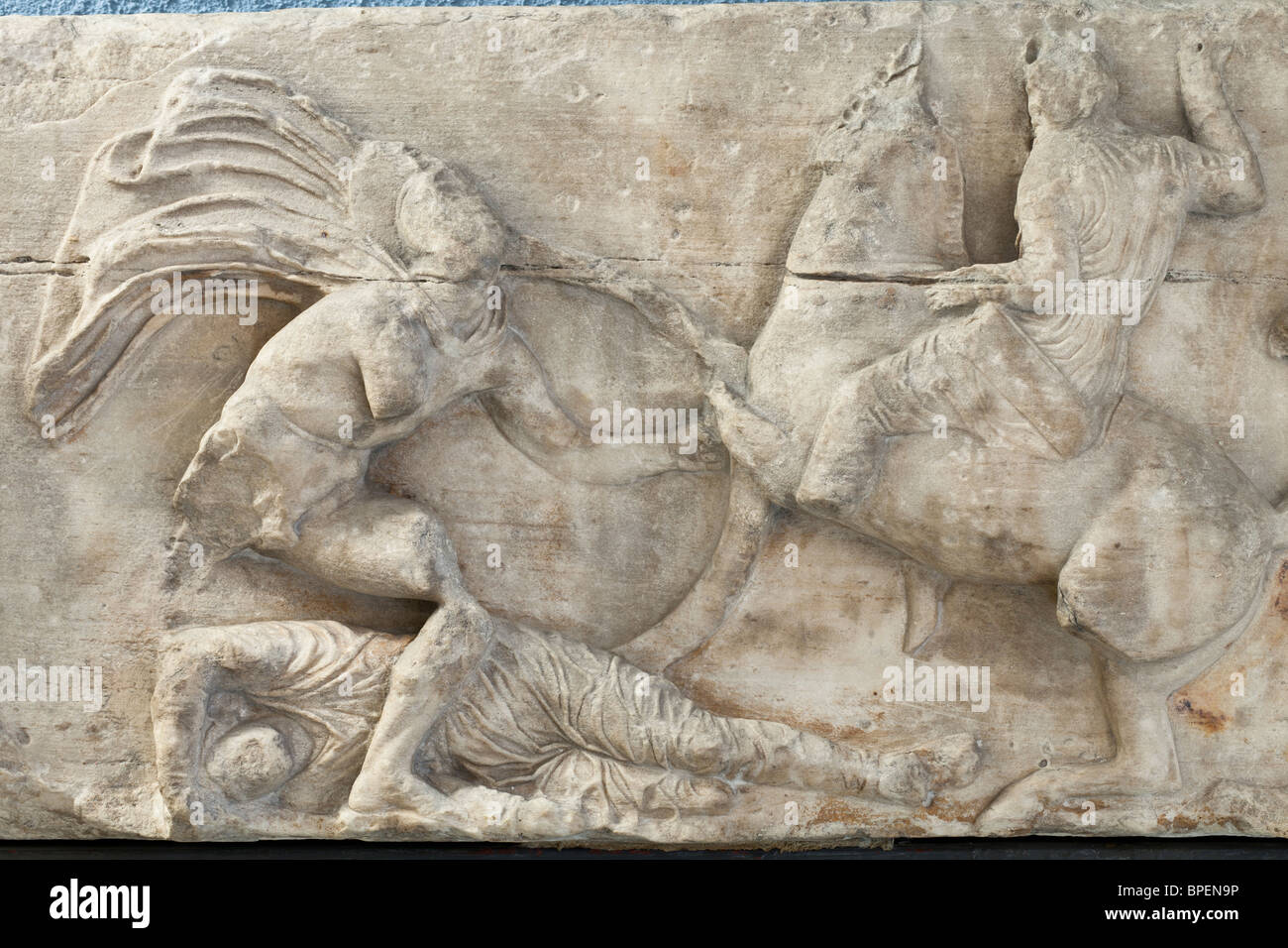 Détail de la frise sud du Temple d'Athéna Nike montrant un duel entre un Persan et un marathon, peut-être à Athènes. Banque D'Images