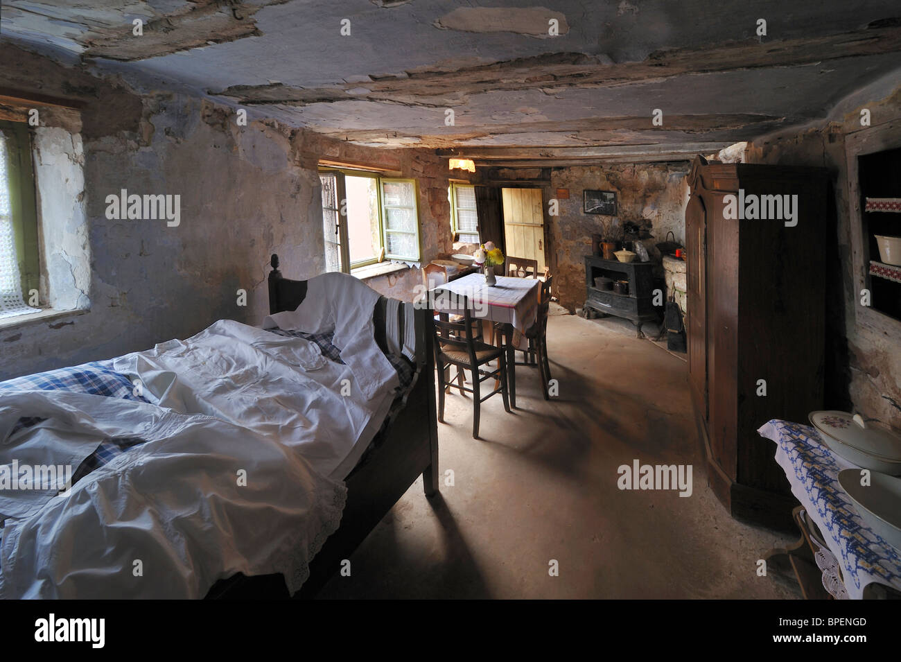 Intérieur de maison troglodyte dans rock face à la Petite-pierre, Vosges, Alsace, France Banque D'Images Intérieur de maison troglodyte dans rock face à la Petite-pierre, Vosges, Alsace, France Banque D'Images