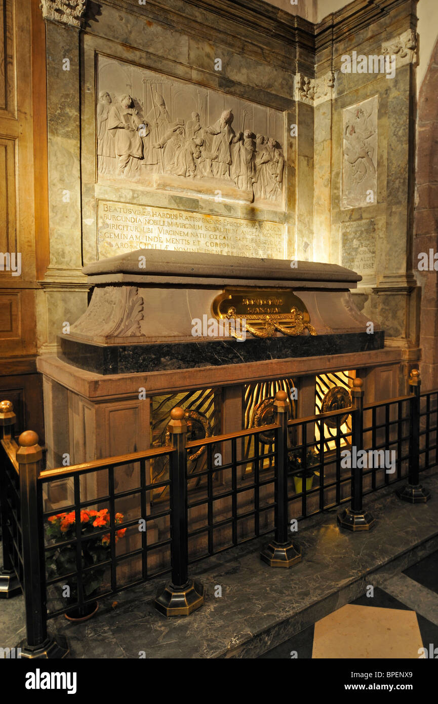 La tombe de Saint Odile à la chapelle de Sainte Odile dans le monastère du Mont Sainte-Odile, Vosges, Alsace, France Banque D'Images