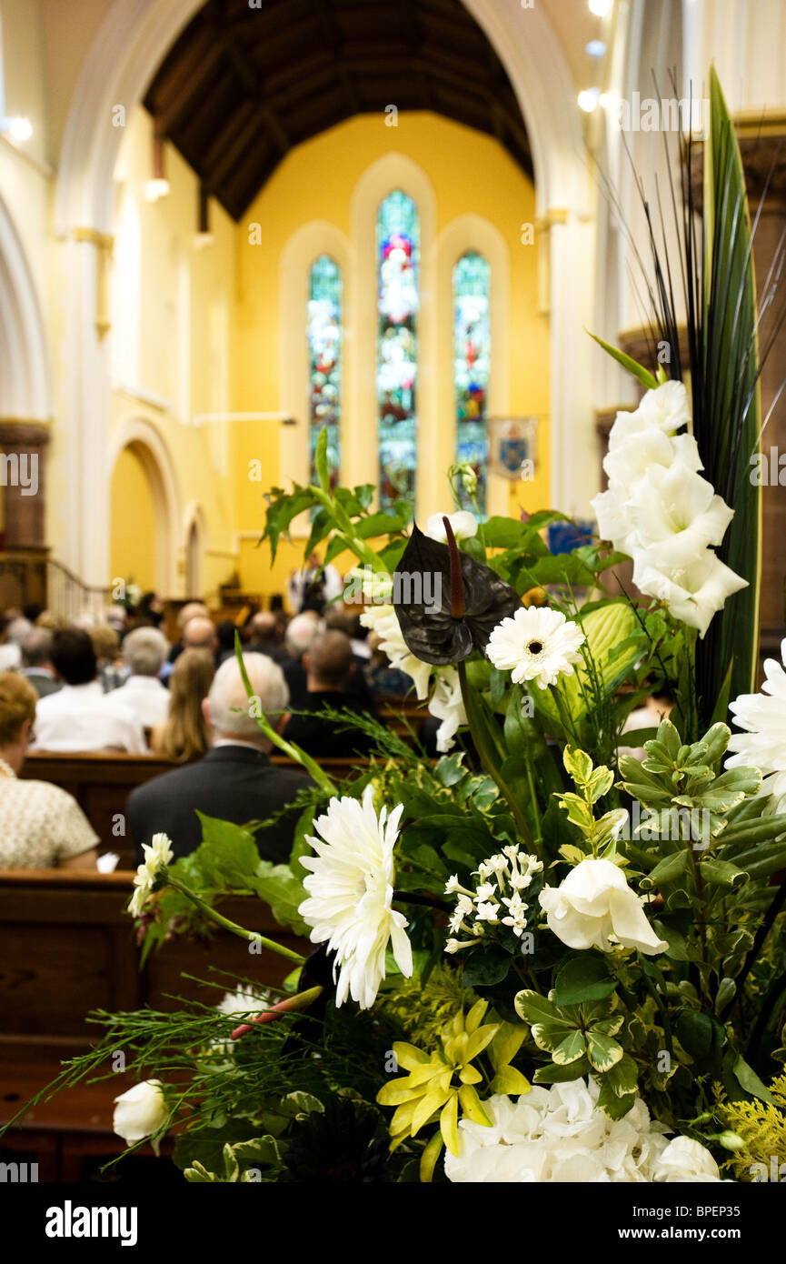 Des fleurs de mariage à l'église Banque D'Images