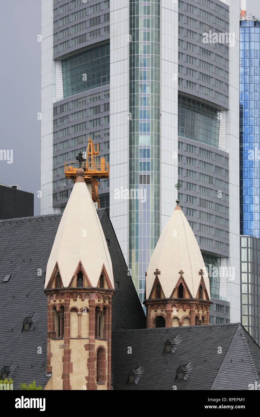 Église St Leonard's contre la tour de la Commerzbank, Frankfurt am Main, Hessen, Allemagne Banque D'Images