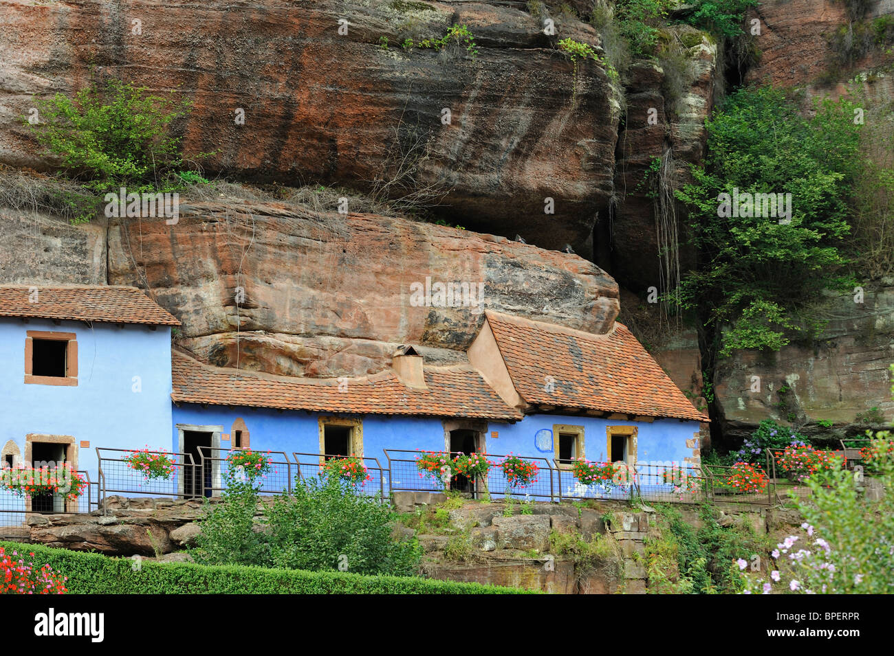 Les maisons troglodytes de bleu dans rock face à la Petite-pierre, Vosges, Alsace, France Banque D'Images