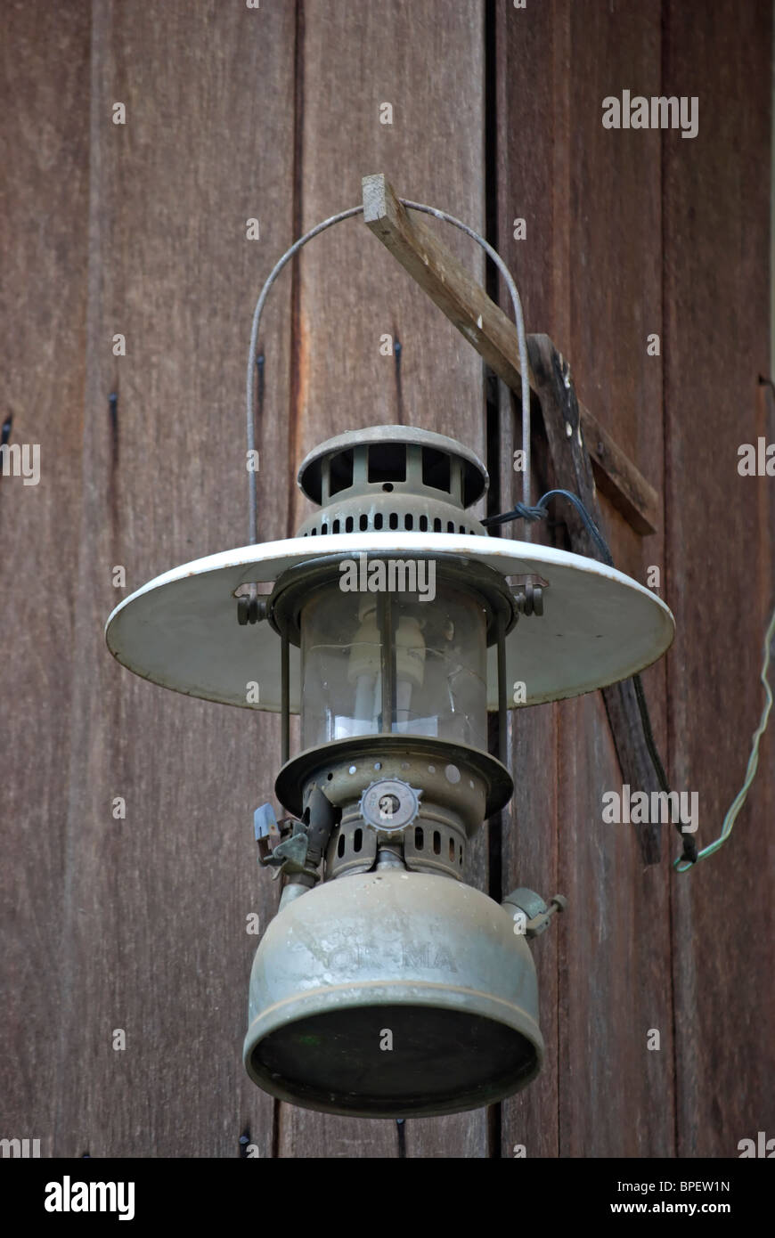 Lampe à pétrole converti pour une utilisation avec l'électricité et tenant une ampoule basse énergie, dans une maison de Phetchabun, Thaïlande, Asie du sud-est Banque D'Images