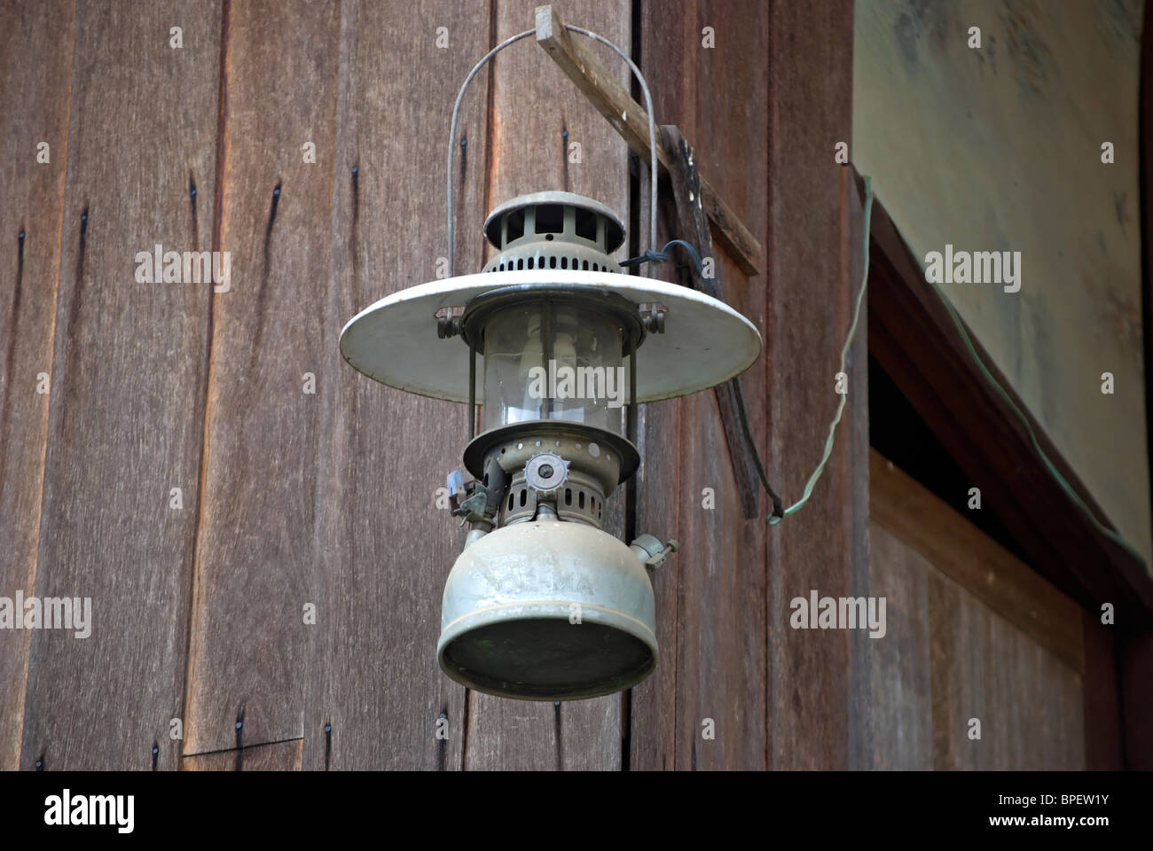 Lampe à pétrole converti pour une utilisation avec l'électricité et tenant une ampoule basse énergie, dans une maison de Phetchabun, Thaïlande, Asie du sud-est Banque D'Images