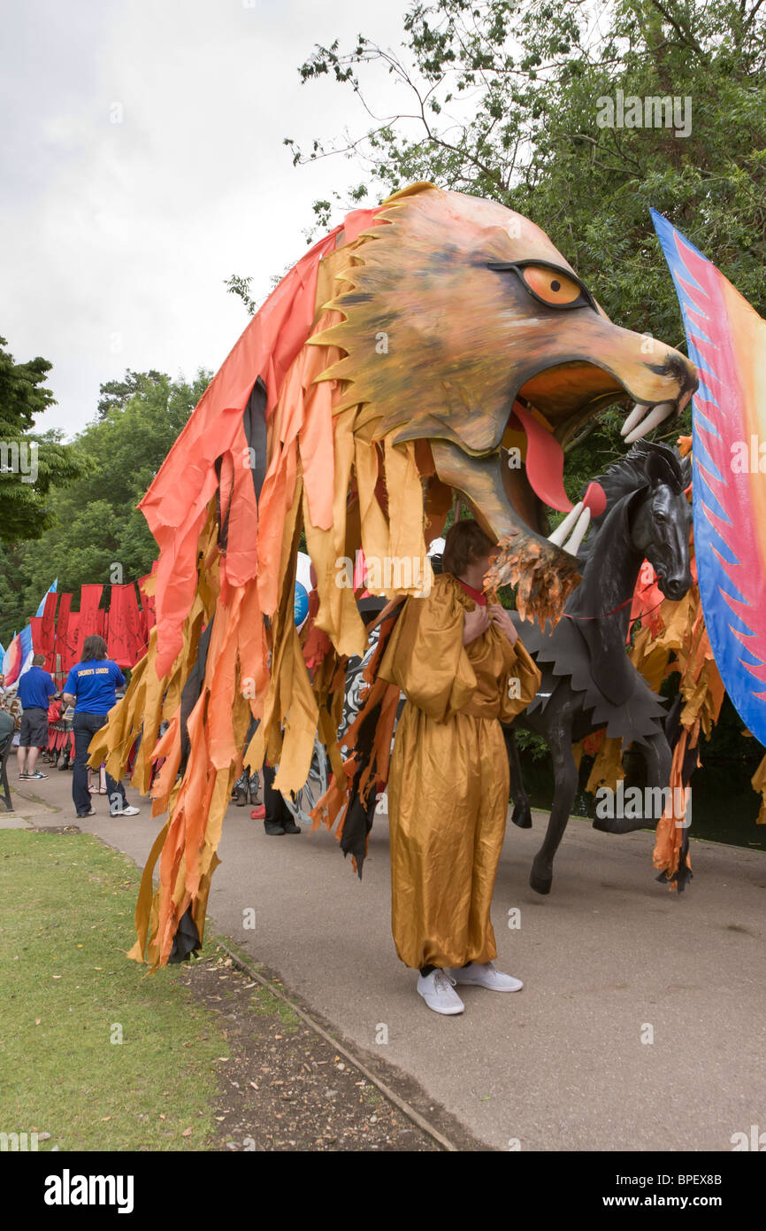 Marionnette lion géant à Albantide parade, St Albans, Royaume-Uni 2010 Banque D'Images