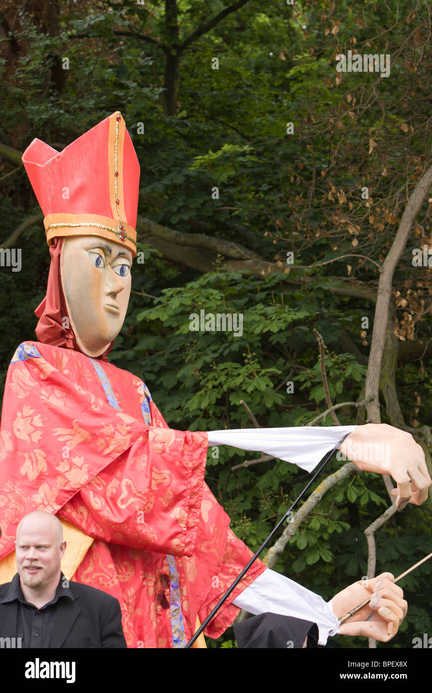 Marionnettes géantes de l'évêque de St Albans à Albantide parade, St Albans, Royaume-Uni 2010 Banque D'Images